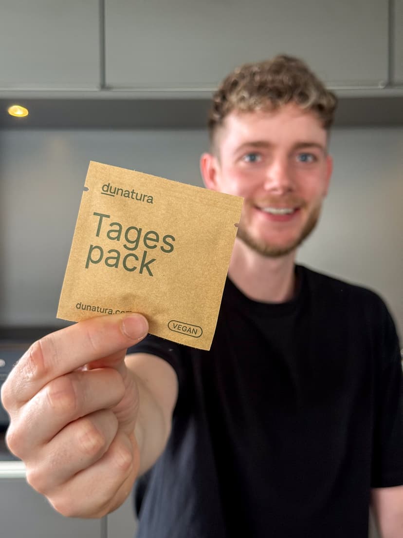 Maurice holding Tagespack